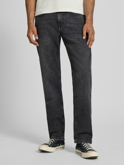 Männermodel trägt Regular Fit Straight Jeans aus Baumwoll-Lyocell-Mix Modell 'CASH' von Pepe Jeans in denimlook met labelpatch, label in reliëf, riemlussen, knoop- en ritssluiting, 5-pocketmodel, twill, materiaalverwerking: mix van katoen en lyocell, kleur donkergrijs, textuur glad, ganzkörperansicht van voren.
