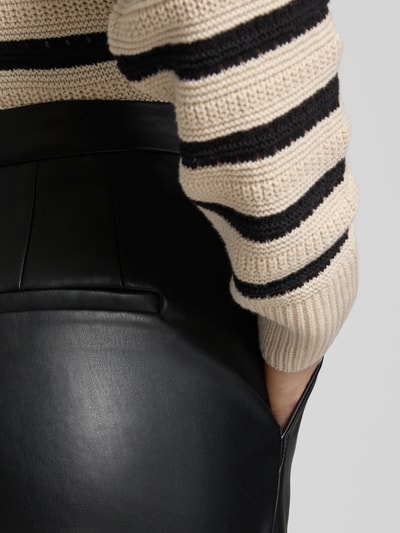 Betty Barclay Broek in leerlook met paspelzakken aan de achterkant Zwart - 3
