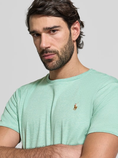 Männermodel trägt Regular Fit T-Shirt aus reiner Baumwolle von Polo Ralph Lauren, Optik: Unifarben, Logo-Stitching, Nahaufnahme Oberkörper.