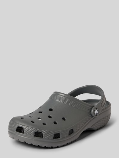 Produktfoto, Clogs mit Label-Detail von Crocs w kolorze szarym, zaokrąglony nosek, wsuwana forma, regulowany pasek, obcas 5 cm w rozmiarze 43/44