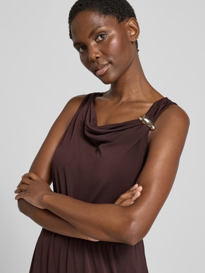 Vrouwenmodel draagt midi-jurk met asymmetrische watervalhals, siergesp, materiaalmix met stretch, getailleerd model van zero, Nahaufnahme bovenlichaam.