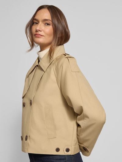 Frauenmodel trägt Regular Fit Jacke mit Viskose-Anteil Modell 'EPARZA' von ICHI in Beige, Umlegekragen, doppelte Knopfleiste, Nahaufnahme Oberkörper.