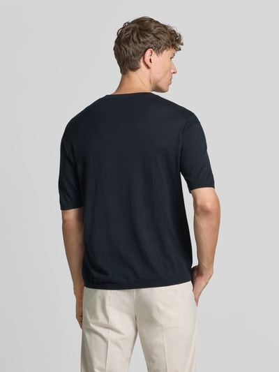 Männermodel trägt T-Shirt aus Lyocell-Mix mit Rundhalsausschnitt von Emporio Armani in dunkler Farbe, Regular-Fit, Rückenansicht, Rückenlänge 63 cm bei Größe M, Strukturmuster an den Schultern.
