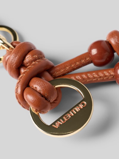 Produktfoto, Schlüsselanhänger mit Ziersteinbesatz Modell 'Eloura' von VALENTINO BAGS aus braunem Leder mit goldfarbenem Logo-Detail und Karabiner-Haken, strukturierte Oberfläche.