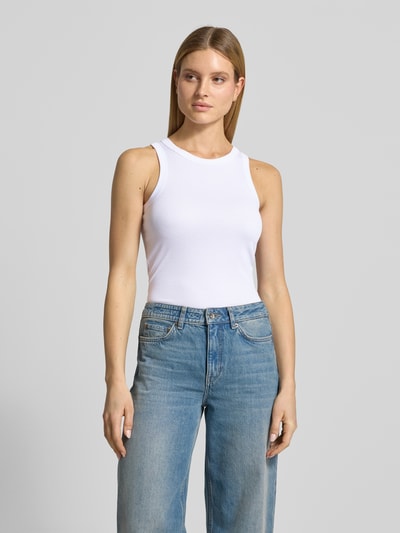 Kobiece model prezentuje Tanktop in Ripp-Optik mit Rundhalsausschnitt od MM by Max Mara, modal-mix, krój slim fit, biała faktura prążkowana, widok całej sylwetki z przodu.