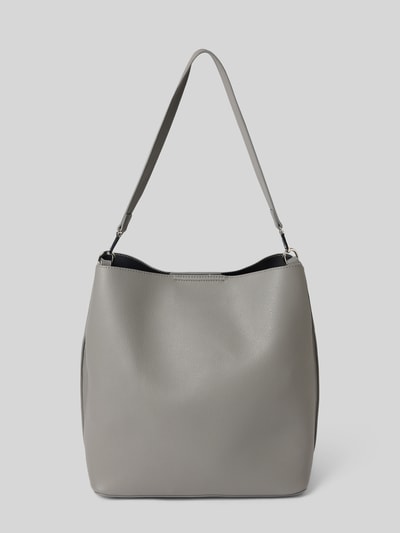 Produktfoto, Handtasche in Leder-Optik Modell 'Nelma' von Seidenfelt in Grau mit Magnetverschluss und Logo-Detail, strukturierte Oberfläche