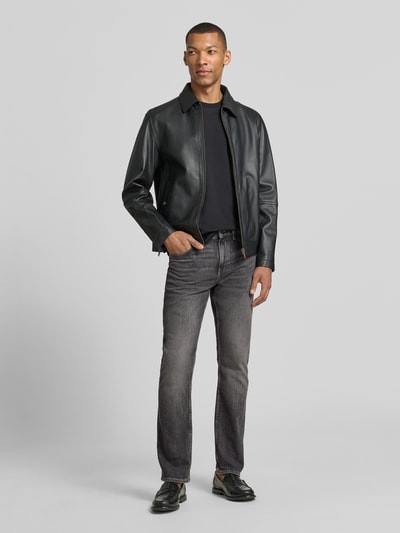 Männermodel trägt Slim Fit Jeans aus Stretch-Denim Modell 'DELAWARE' von BOSS im 5-Pocket-Design, Grautöne, Ganzkörperansicht von vorne.