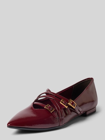 Produktfoto, glänzend bordeauxroter Ballerina mit Riemchen und Schnalle von Tamaris, goldene Details, elegante spitze Form, Damen Ballerina von Tamaris