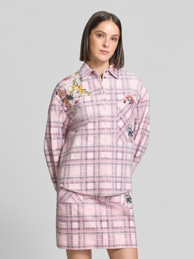 Frauenmodel trägt Regular Fit Hemdbluse aus Baumwoll-Mix von Marc Cain, rosa Karo-Muster mit floralem Print, Brusttasche, Ganzkörperansicht von vorne.