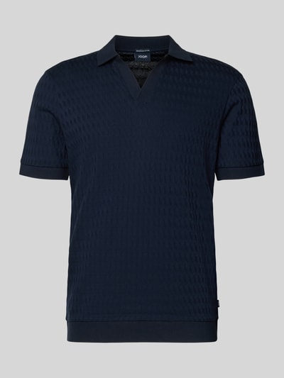 Produktfoto, granatowy Poloshirt mit gerippten Abschlüssen Modell 'Cleison' von JOOP! Collection, czysta bawełna, regular fit, faktura lekko żakardowa, krótki rękaw, kołnierzyk polo, V-dekolt, długość tyłu w rozm. M: 69 cm