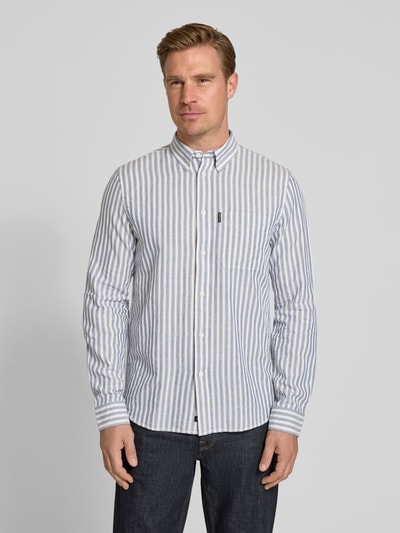 Männermodel trägt Regular Fit Freizeithemd mit Leinen-Anteil von PME Legend im Leinen-Baumwoll-Mix, gestreift, mit Brusttasche, Logo-Patch, Button-Down-Kragen und Knopfleiste, Langärmelig, Ganzkörperansicht von vorne.