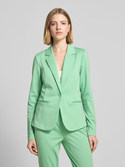 Frauenmodel trägt Regular Fit Blazer mit Paspeltaschen Modell 'KATE' von ICHI, Material-Mix mit Viskose-Anteil, Reverskragen, Knopfverschluss, Ganzkörperansicht von vorne.