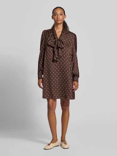 Vrouwenmodel draagt bruin Loose Fit vrijetijdsjurk uit pure viscose met stippen van Jake*s Casual, Ganzkörperaanzicht van voren