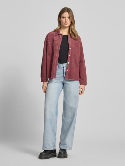 Modelka kobieca nosi Regular Fit Hemdjacke aus reiner Baumwolle Modell 'MAIKO-BITTEN' von Only, efekt: jednolity kolor, krój regular fit, wykładany kołnierz, listwa guzikowa, nity, długi rękaw, mankiet, zaokrąglone wykończenie, bez zapięcia, brustasza, wykończenie materiału: sztruks, materiał: bawełna, jasnoróżowy, przód całej sylwetki