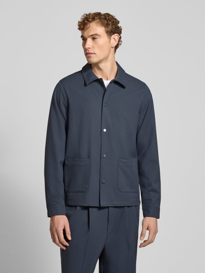 Männermodel trägt Overshirt mit Viskose-Anteil Modell 'ARTO' von Casual Friday in Dunkelblau, gerade geschnitten, Knopfleiste, aufgesetzte Taschen, elastisches Material, Ganzkörperansicht von vorne.