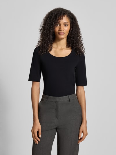Frauenmodel trägt Damen T-Shirt mit Stretch-Anteil Modell 'Serta' von Opus im Baumwoll-Elasthan-Mix, körpernahe Passform, Halbarm, U-Ausschnitt, Rückenlänge 58 cm bei Größe 36, Ganzkörperansicht von vorne.