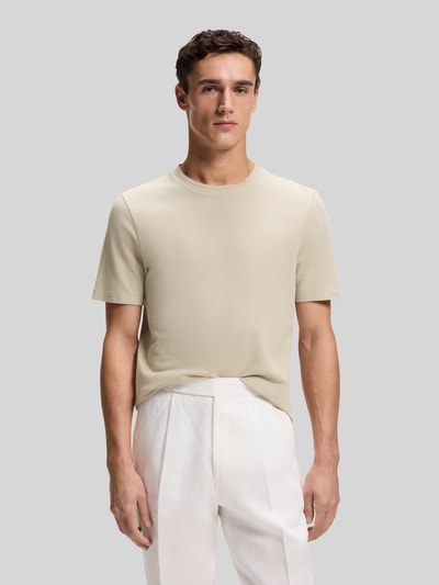 Männermodel trägt Regular Fit T-Shirt aus Baumwoll-Mix Modell 'TIBURT 240' von BOSS, Optik: Unifarben, Ärmelform: Kurzarm, Materialverarbeitung: Mouliné-Garn, Ganzkörperansicht von vorne