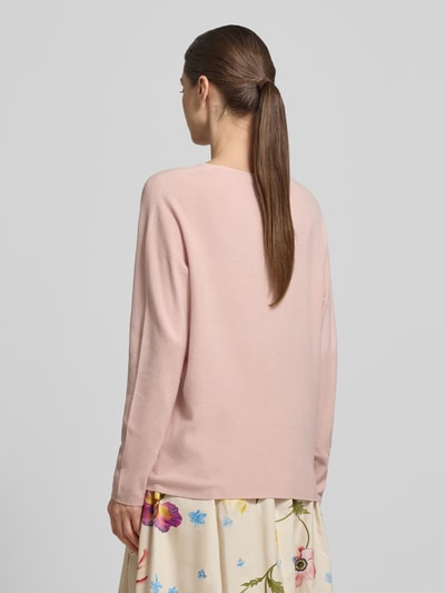 Frauenmodel trägt Pullover mit V-Ausschnitt Modell 'FREYJA' von Oui in zartem Rosa, glatte Textur, lockerer Schnitt, Rücken länger, Ganzkörperansicht Rückansicht.