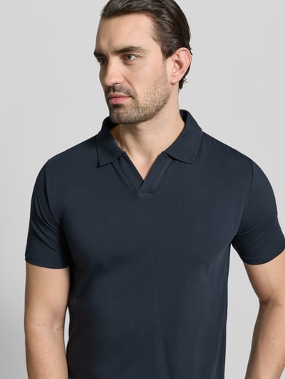 Männermodel trägt Slim Fit Poloshirt mit V-Ausschnitt von Lindbergh in Dunkelblau, Baumwoll-Elasthan-Mix, Nahaufnahme Oberkörper.
