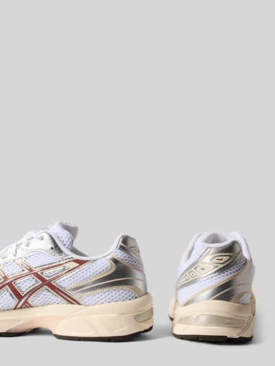 Produktfoto, Sneaker mit Schnürung Modell 'GEL-1130' von ASICS für Damen, abgerundete Spitze, weiße Mesh-Struktur, silberne und beige Details, sichtbare Label-Elemente, Schafthöhe 6 cm, Schaftweite 7 cm, Absatzhöhe 4 cm, schlichte Farben auf grauem Hintergrund.