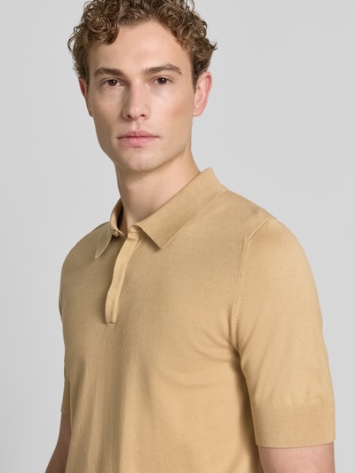Männermodel trägt Regular Fit Poloshirt aus Viskose-Mix Modell 'SAN PETER' von HUGO in Beige, feine Struktur, Nahaufnahme Oberkörper. Herren Poloshirt