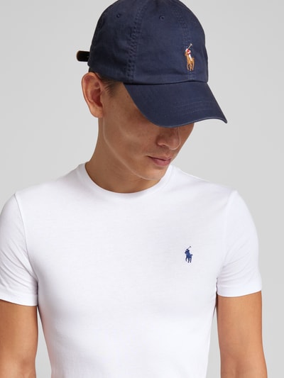 Männermodel trägt weißes T-Shirt mit Label-Stitching von Polo Ralph Lauren, reine Baumwolle, Regular Fit, Nahaufnahme Oberkörper.