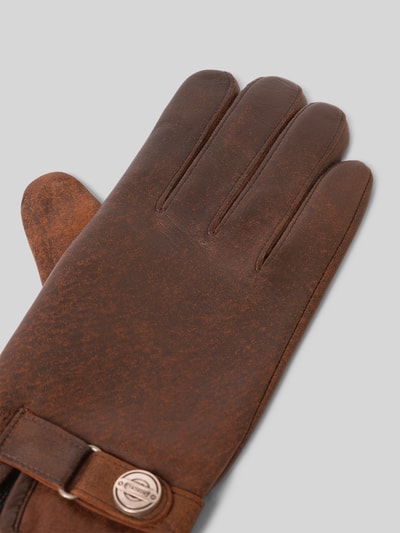 Produktfoto, Handschuhe aus Schafsleder mit Touch-Funktion Modell 'Stanton' von Roeckl in Braun, Used-Look, Lederriemen, Halbsteppnaht, reine Wollfütterung, Fingerhandschuhe, Detailaufnahme