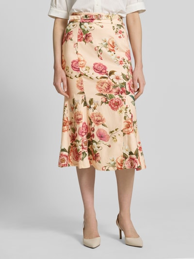Vrouwenmodel draagt Midirock met Gürtel Modell 'RYAN' van Guess, A-lijn van pure viscose met bloemenprint, geheelvooraanzicht.