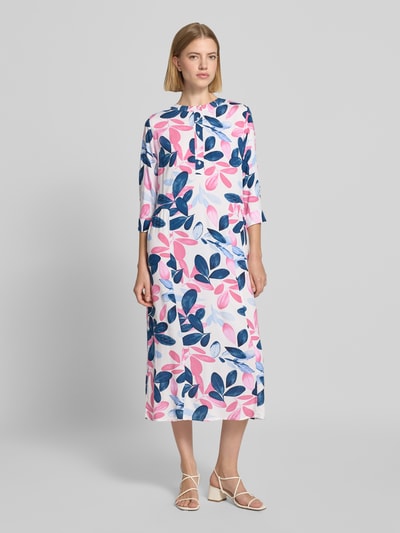 Frauenmodel trägt Midikleid aus Viskose mit 3/4-Arm Modell 'Ma44ilin' von ZABAIONE im Allover-Look, florale Muster, Ganzkörperansicht von vorne, gerader Schnitt, Rundhalsausschnitt, Knopfleiste, Rückenlänge bei Größe S 115 cm, Brustweite 51 cm, Ärmellänge 42 cm.