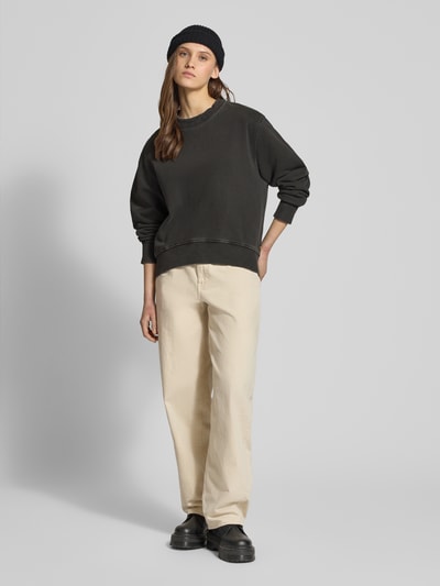 Kobiece modelka nosi Relaxed Fit Sweatshirt mit Rundhalsausschnitt von G-Star Raw z bawełny, przedłużony tył, pełen przód.