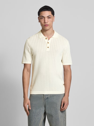 Männermodel trägt Regular Fit Poloshirt aus Baumwoll-Mix Modell 'MOON' von Only & Sons, Strickoptik, cremefarben, Ganzkörperansicht von vorne.
