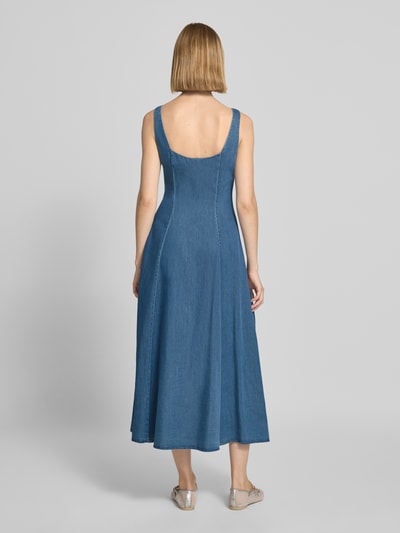 Frauenmodel trägt Midikleid in Denim-Optik mit Karree-Ausschnitt von Jake*s Casual aus Lyocell-Baumwoll-Mix, A-Linie, Ganzkörperansicht Rückansicht.