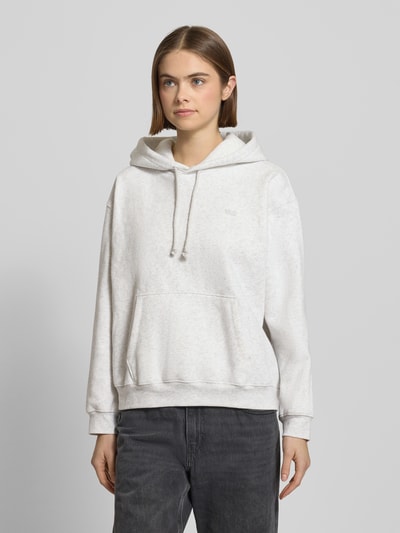 Frauenmodel trägt Hoodie mit Kapuze von Levi’s®, lockerer Schnitt, Baumwoll-Mix, Känguru-Tasche, hellgrau, Ganzkörperansicht von vorne.
