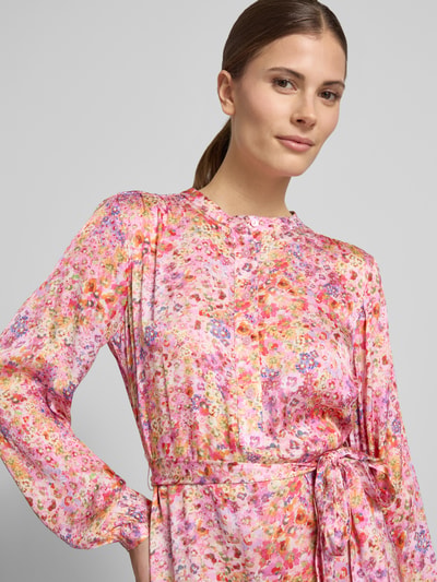 Frauenmodel trägt Midikleid aus Viskose mit Bindegürtel von Rich & Royal in Rosa mit Allover-Muster, Rundhalsausschnitt, Nahaufnahme Oberkörper.