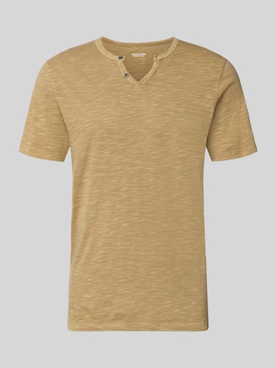 Produktfoto, beżowy Męski t-shirt z bawełny Model 'SPLIT' od JACK & JONES, prosty krój, dekolt w serek, zapięcie na guzik, długość tyłu 67 cm w rozmiarze M