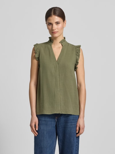 Vrouwenmodel draagt Regular Fit Blusentop met Leinen-Anteil model 'VIVA' van Selected Femme, look: effen, opstaande kraag met ruches, V-hals, verdekte knoopsluiting, mouwloos, ruches aan de schouders, geheellichaamsaanzicht van voren.