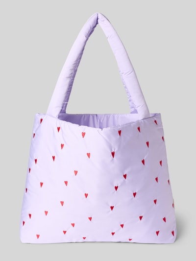 Produktfoto, Tote Bag mit Allover-Motiv-Stitching Modell 'Puffy' von STUDIO NOOS in helllila mit kleinen roten Herzmotiven, offenes Hauptfach, Tragehenkel, Maße ca. 57 cm Breite, 42 cm Länge, 9 cm Tiefe, Schulterriemen ca. 73 cm, wattierte, weiche Oberfläche.