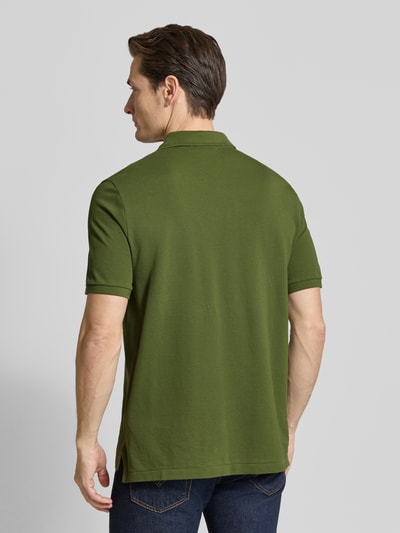 Mężczyzna model nosi Regular Fit Poloshirt aus reiner Baumwolle od Polo Ralph Lauren, efekt: jednolity kolor, wyhaftowane logo, kołnierzyk polo, dekolt w serek, krótka listwa guzikowa, krótki rękaw, prążkowane zakończenia, wykończenie z rozcięciami po bokach, asymetryczny, wykończenie materiału: pika, bawełna, całkowity widok z tyłu