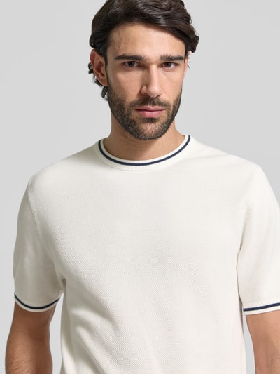 Männermodel trägt Regular Fit T-Shirt in Strick-Optik von Christian Berg Men aus reiner Baumwolle mit Rundhalsausschnitt, Nahaufnahme Oberkörper.