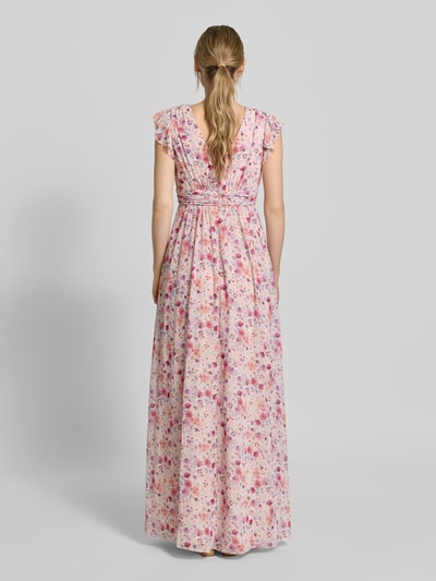 Frauenmodel trägt Abendkleid aus Chiffon mit floralem Allover-Print von Jake*s Cocktail in Rosa mit taillierter Passform, Rüschen, Ganzkörperansicht Rückansicht, Chiffon, V-Ausschnitt, Rückenlänge 131 cm, Brustweite 37 cm.