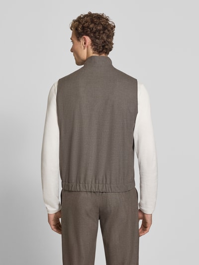 Männermodel trägt Weste mit Stretch-Anteil von ROY ROBSON in Braun, elastischer Bund, Stehkragen, Rückenansicht, Ganzkörperansicht Rückansicht, Regular Fit.