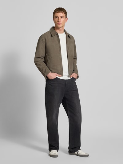 Männermodel trägt Lederjacke mit Reißverschluss und Eingrifftaschen von Jack & Jones Premium in Wildleder, Regular-Fit, Umlegekragen, Ganzkörperansicht von vorne.