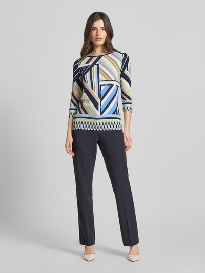 Vrouwenmodel draagt Blusenshirt met 3/4-mouw van Betty Barclay, mix van viscose en elastaan, recht model, ronde hals, ruglengte 60 cm, Ganzkörperansicht van voren.