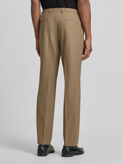 Männermodel trägt Super Slim Fit Anzughose aus Woll-Mix Modell 'Hesten253X' von HUGO in Beige, glatte Textur, Ganzkörperansicht Rückansicht. Herren Anzughose von HUGO.