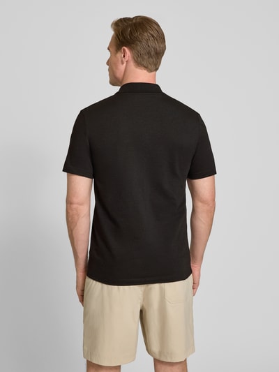 Männermodel trägt Regular Fit Poloshirt aus Baumwoll-Mix von Lacoste, Optik: Unifarben, Logo-Patch, Polokragen, Kurzarm, Ganzkörperansicht Rückansicht.