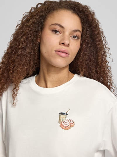 Frauenmodel trägt Regular Fit T-Shirt aus reiner Baumwolle Modell 'VIVVI' von Only, Optik: Unifarben, Motiv-Print, Kurzarm, Jersey, Baumwolle-Mix, Rundhals, Nahaufnahme Oberkörper.