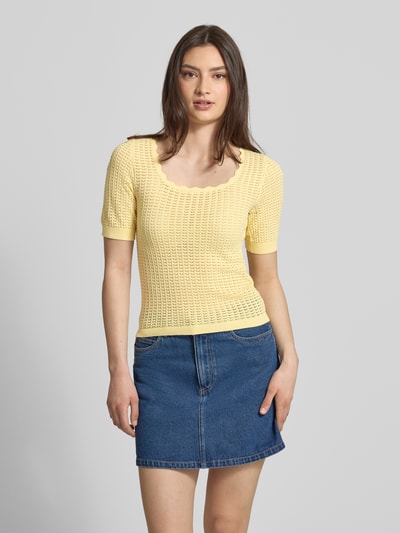 Frauenmodel trägt Slim Fit T-Shirt aus reiner Baumwolle Modell 'SCOUT' von Pieces in Gelb, Optik: unifarben, Struktur-Muster, semitransparenter-Look, U-Ausschnitt, Kurzarm, Ärmelabschluss: gerippt, Rumpfabschluss: gerippt, Materialverarbeitung: Strick, Ganzkörperansicht von vorne.