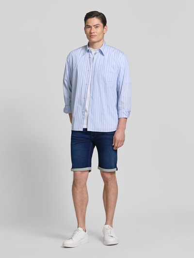 Männermodel trägt Bermudas in Denim-Optik mit Eingrifftaschen von MAC, dunkelblau, Regular Fit, Used-Look, Umschlag, Ganzkörperansicht von vorne.