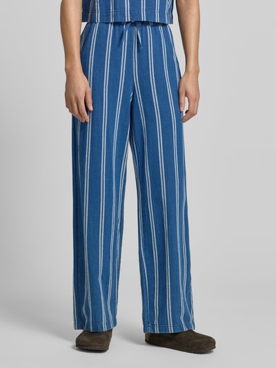 Frauenmodel trägt Wide-Leg-Pants mit elastischem Bund und Kordelzug von Jake*s Casual aus reiner Baumwolle, Streifenmuster, Ganzkörperansicht von vorne.