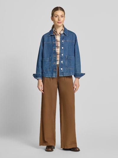 Frauenmodel trägt Bluse mit Schurwolle-Anteil und Kentkragen von Smith and Soul im Viskose-Mix, Regular Fit, Ganzkörperansicht von vorne.